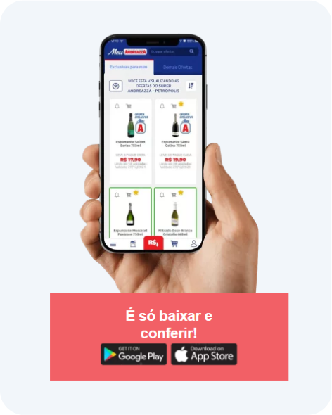 Mão segurando celular com o aplicativo Meu Andreazza aberto exibindo ofertas do supermercado