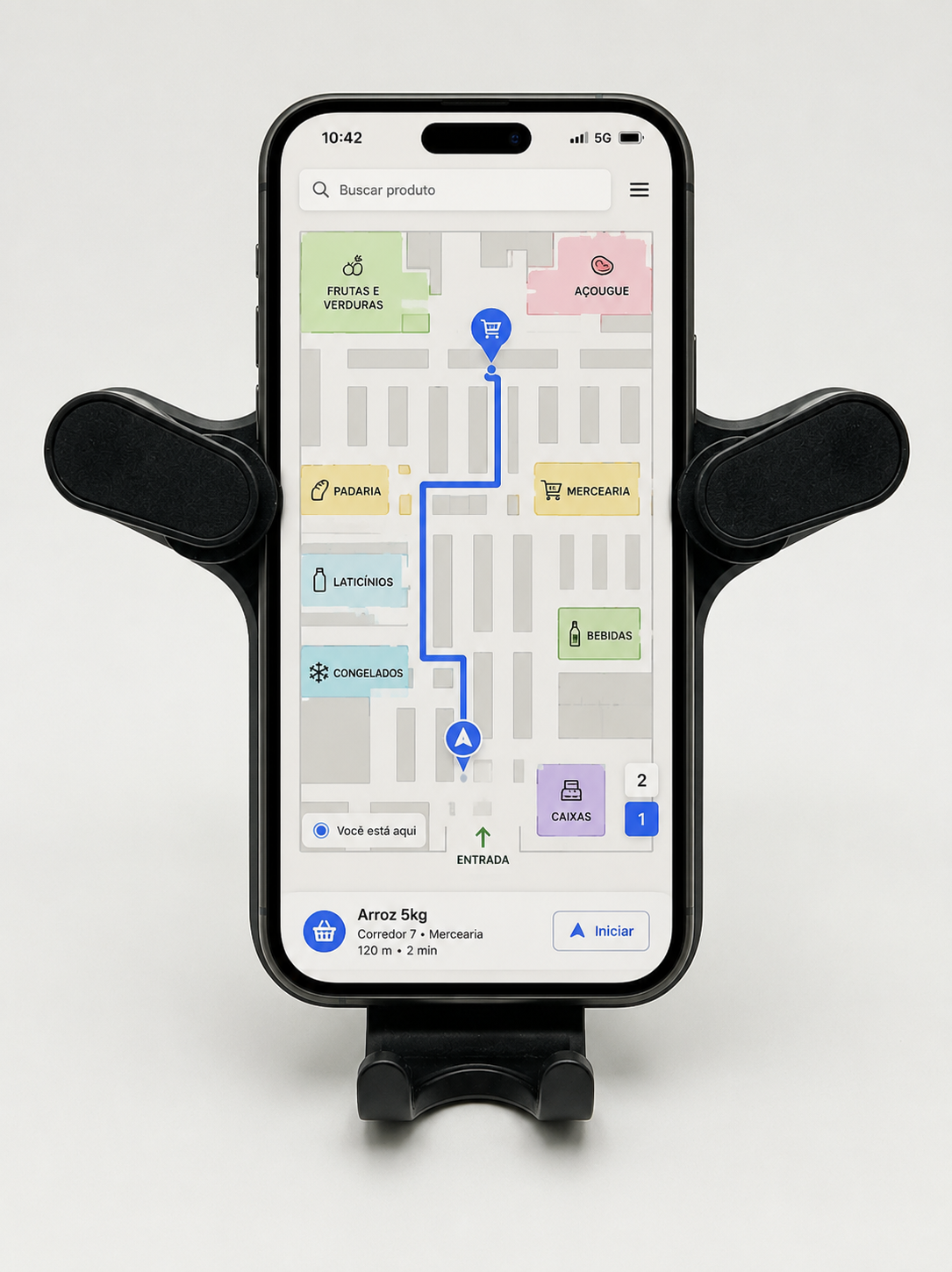 Mão segurando celular com mapa do supermercado exibindo rota até produto no corredor