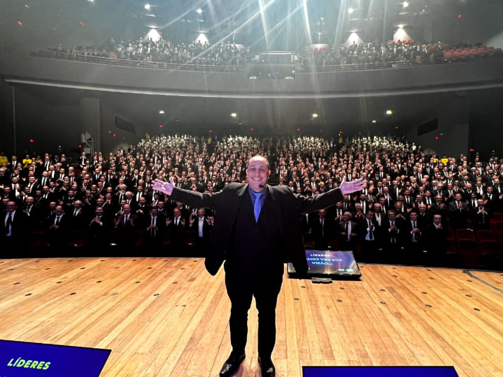 Professor Rafael palestrando para grande público