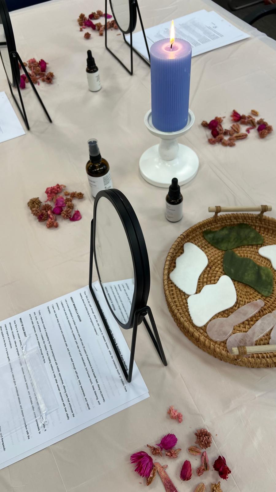 Foto de mesa de ritual wellness com vela, espelhos e pedras