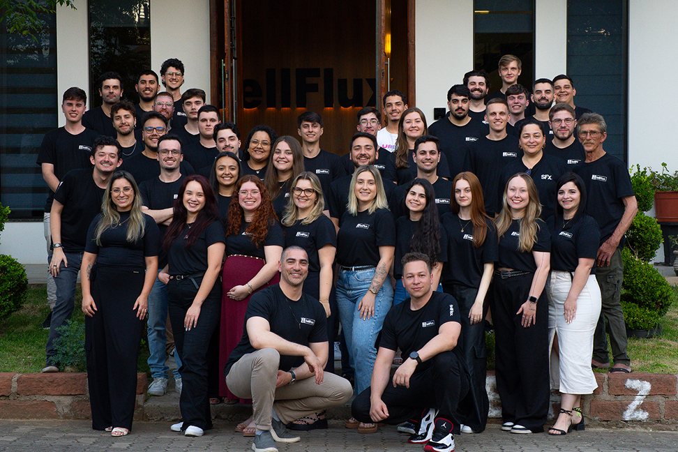 Equipe SellFlux reunida em frente à sede da empresa