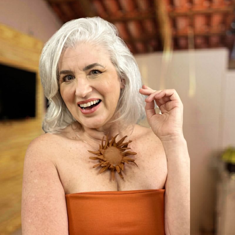 Marcia Campetti usando um colar de joia de cerâmica autoral